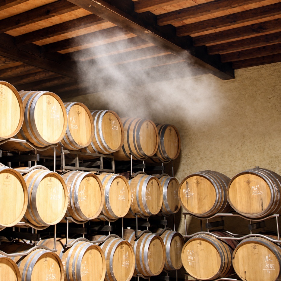 Cave à vin avec fûts en bois et système d’humidification